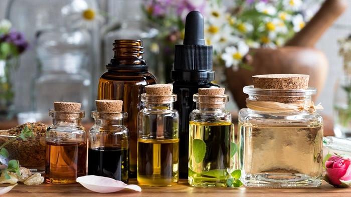 Ilustrasi aneka minyak esensial yang dapat mengusir laba-laba. (Shutterstock)