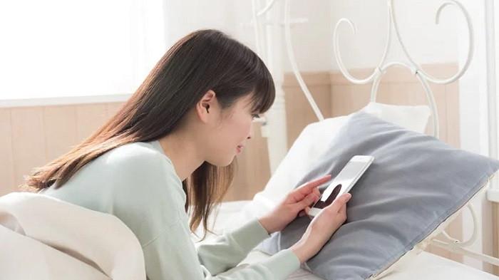 Ilustrasi bermain HP. (hellosehat)