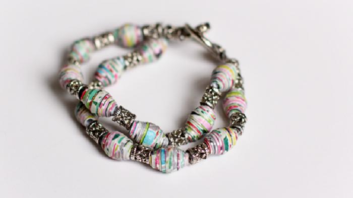 Ilustrasi kerajinan gelang dari koran (kerajinan-keren.com)