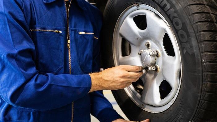 Ilustrasi melakukan pengecekan dan perawatan rutin ban mobil. (hyundai.com)