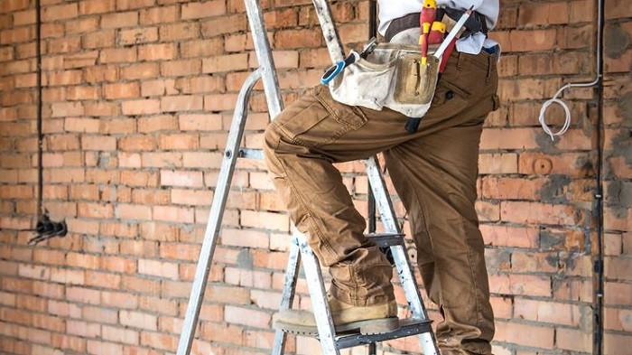 Ilustrasi menutup semua celah di rumah yang berpotensi dilewati laba-laba. (Freepik)