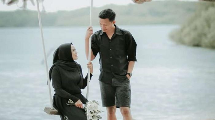 Ilustrasi outfit prewedding all black agar terlihat sederhana dan casual. (Pinterest)
