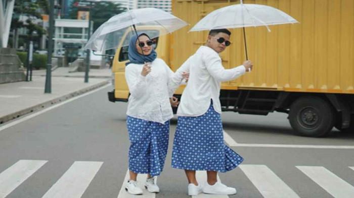 Ilustrasi outfit prewedding dengan kemeja dan kait lilit agar terlihat sederhana dan casual. (Pinterest)