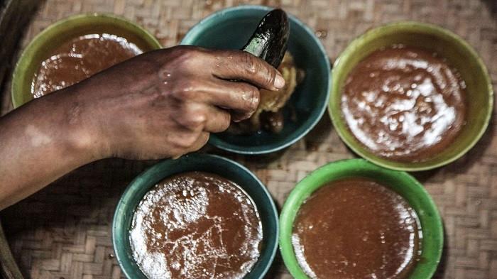 Ilustrasi penyaringan gula merah (kompas.id)