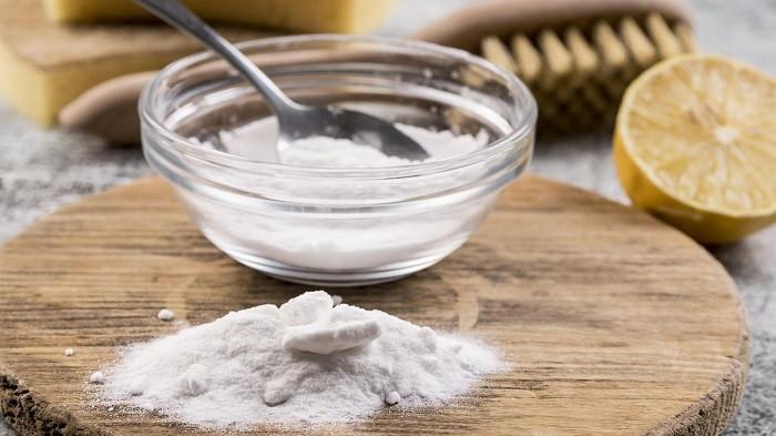 Ilustrasi soda kue untuk menghilangkan bau pipis kucing. (Freepik)