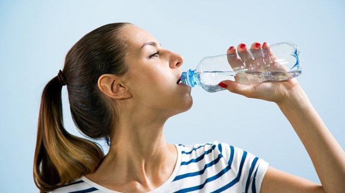 Minum air putih (TribunHealth.com) 