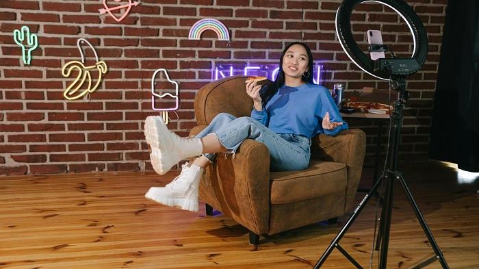 Tertarik Bekerja Sebagai Host atau Operator Live Streaming? Yuk, Lamar Sekarang Juga di Deca Group Jakarta!