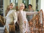 5 Cara Mencuci Kebaya Brokat Agar Tampilannya Tetap Cantik dan Tidak Cepat Rusak