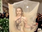 6 Busana Terbaik Selebriti di Met Gala 2024, Lana Del Rey Tampil dengan Akar Tanaman Merambat