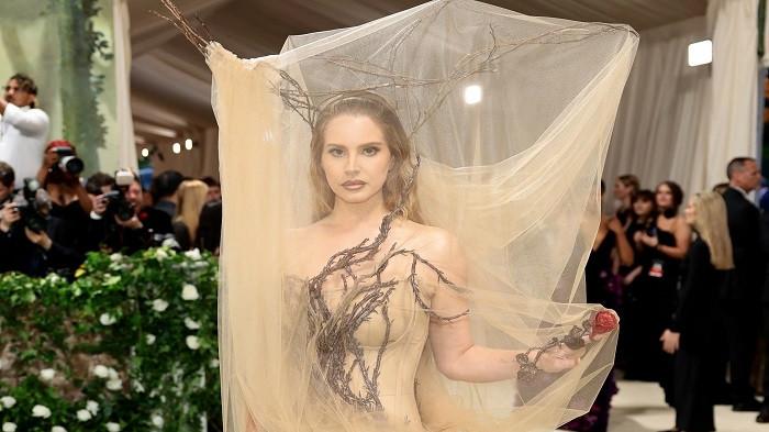 6 Busana Terbaik Selebriti di Met Gala 2024, Lana Del Rey Tampil dengan Akar Tanaman Merambat