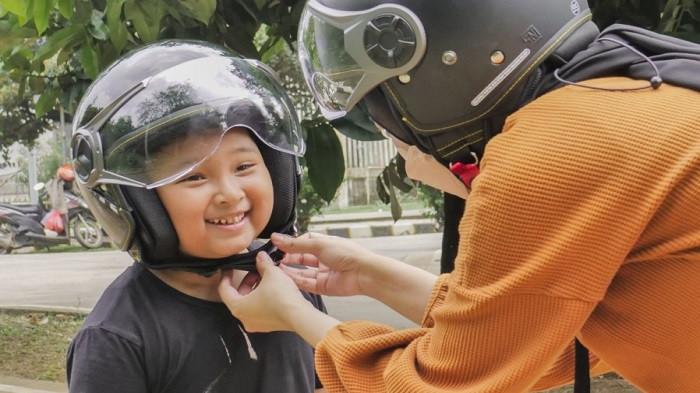 Helm Cargloss Anak YR Ghotic. (Tokopedia)