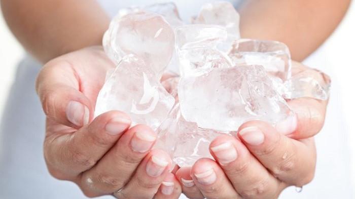 Ilustrasi Es Batu untuk Mengatasi Ketiak yang Hitam dan Gatal. (Marldav)