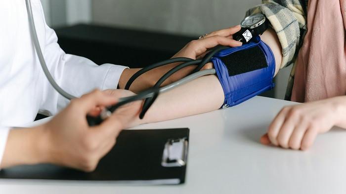 Ilustrasi Melakukan Pengecekan Tensi Secara Rutin. (pexels.com)