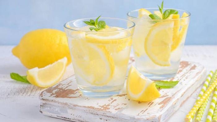 Ilustrasi air lemon atau jeruk nipis merupakan salah satu cara membersihkan cobek dan ulekan batu. (iStock)