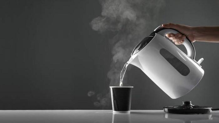 Ilustrasi air panas merupakan salah satu cara membersihkan cobek dan ulekan batu. (iStock)