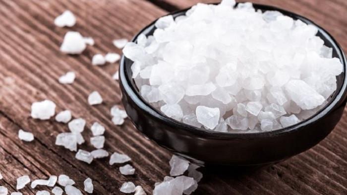 Ilustrasi garam laut untuk mengempukkan daging. (Shutterstock)