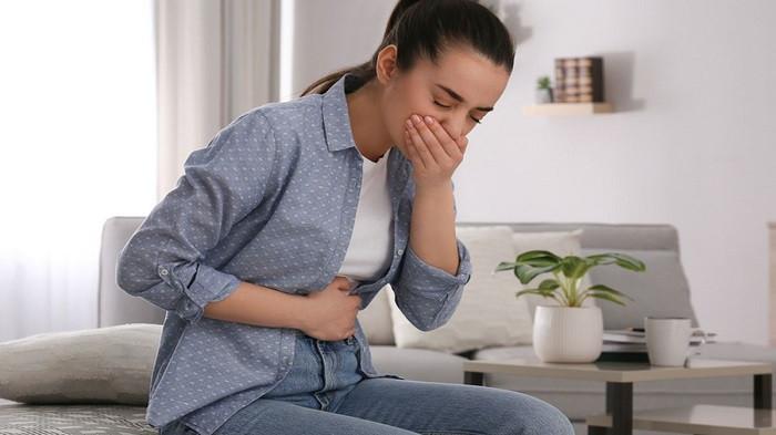 Ilustrasi mual dan mulas akibat terlalu banyak minum es teh saat cuaca panas. (Shutterstock)