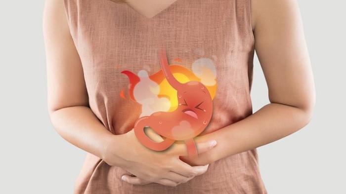 Ilustrasi sakit maag akibat terlalu banyak minum es teh saat cuaca panas. (Kompas.com)