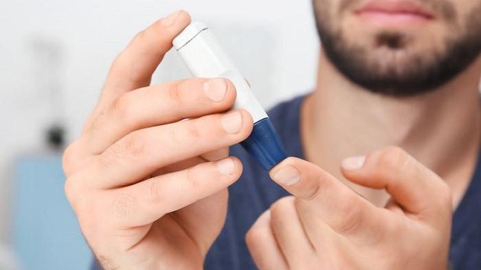 Ilustrasi terkena penyakit diabetes akibat terlalu banyak minum es teh saat cuaca panas. (Shutterstock)