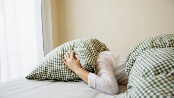 Ilustrasi tidur terganggung akibat terlalu banyak minum es teh saat cuaca panas. (Shutterstock)