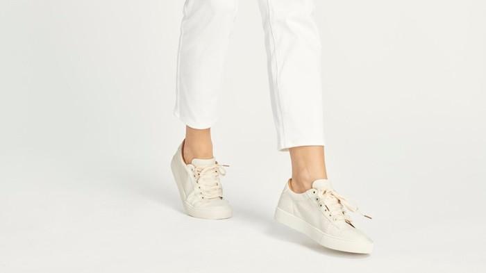 Sepatu sneakers wanita | foto rawpixel.com/freepik