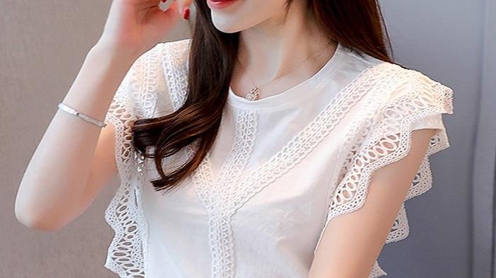 blouse satin dan aksen renda (tokopedia.com)