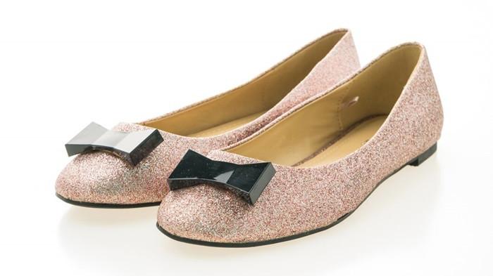 sepatu flatshoes wanita | foto mrsiraphol/freepik