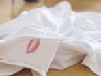 2 Tips Mudah Hilangkan Noda Lipstik yang Nempel di Baju