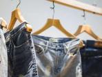 3 Cara Mudah Mengembalikan Celana Jeans yang Menyempit dan Melar 