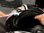 3 Tips dan Trik Mudah Merawat Helm Agar Tidak Cepat Bau Apek