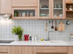 5 Cara Menghilangkan Bekas Air yang Berkerak pada Kitchen Set dengan Mudah