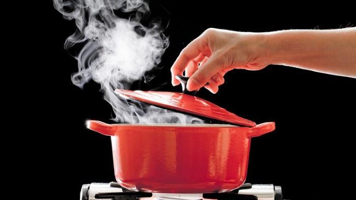 Ilustrasi air panas untuk membersihkan kerak di kompor. (Shutterstock)