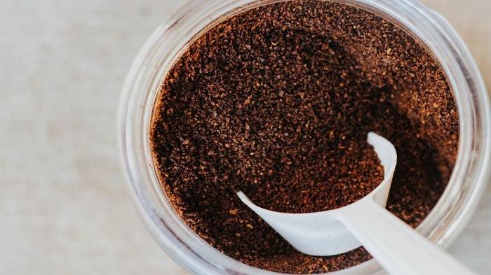 Ilustrasi kopi bubuk untuk menghilangkan bau amis daging kurban yang melekat di alat masak. (unsplash)
