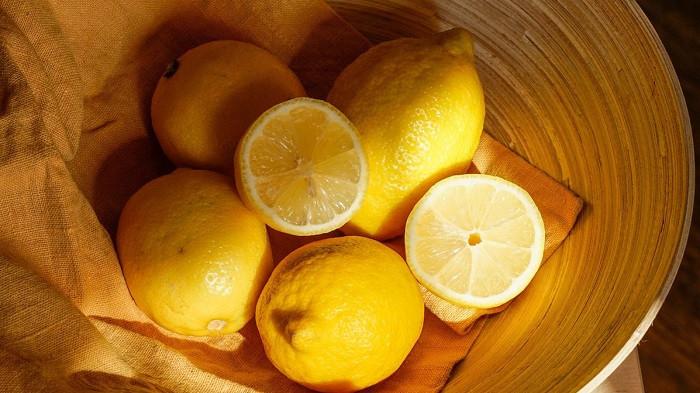 Ilustrasi lemon/ Lemon dan garam untuk menghilangkan bau amis daging kurban yang melekat di alat masak. (unsplash)