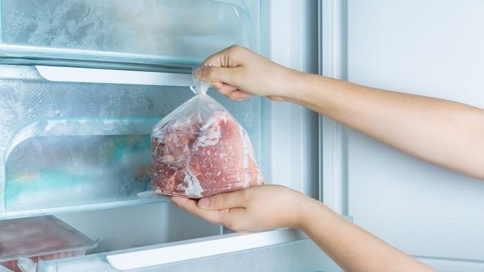 Ilustrasi meletakkan daging kurban yang beku di kulkas atau chiller kulkas agar mencair. (lottemart)