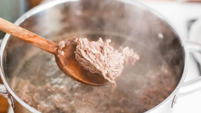 Ilustrasi memasak daging kurban jadi steak premium. (legit.ng)