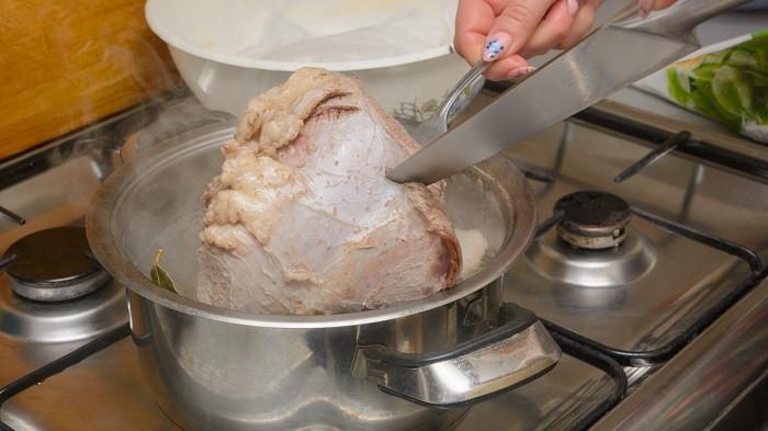 Ilustrasi memastikan suhu saat memasak daging kurban jadi steak premium. (bukalapak)