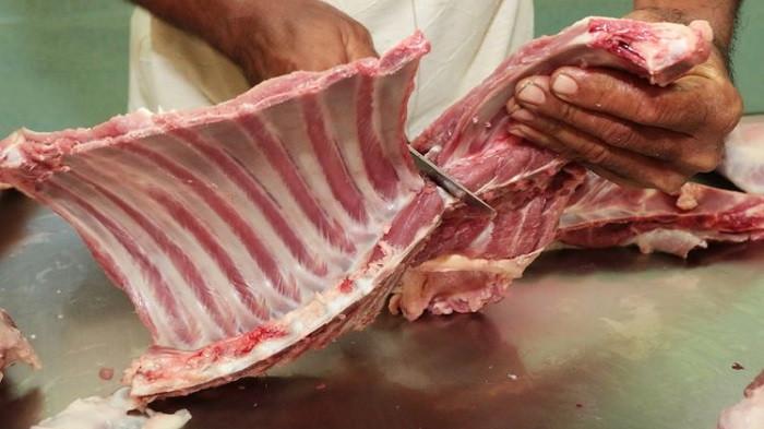 Ilustrasi memisahkan daging dengan jeroan. (shutterstock)