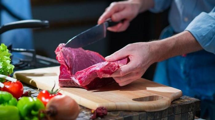 Ilustrasi memotong daging kurban. (shutterstock)