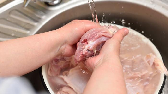 Ilustrasi mencuci daging kurban. (shutterstock)