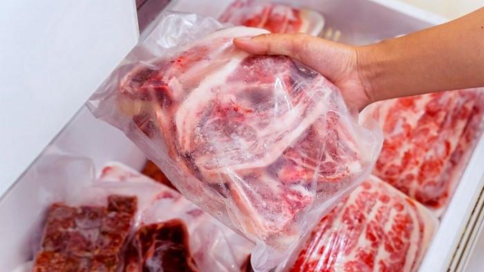 Ilustrasi mengeluarkan daging beku dari freezer. (shutterstock)