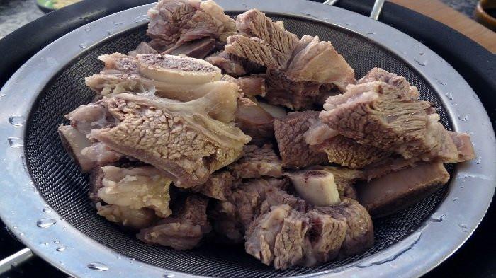 Ilustrasi mengistirahatkan daging kurban setelah direbus dan sebelum dipotong. (maangchi)