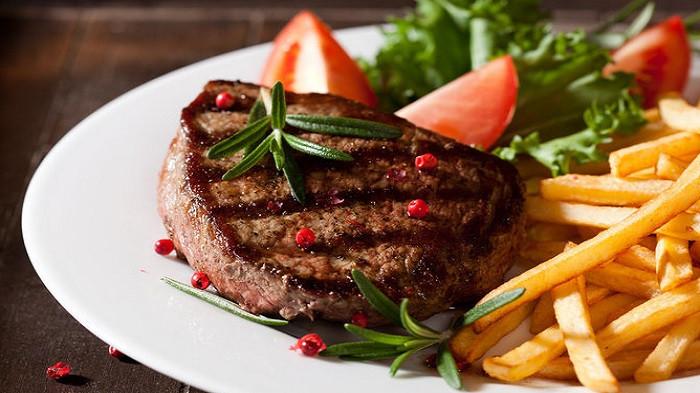 Ilustrasi mengkreasikan side dish steak daging sapi kurban. (pixabay)