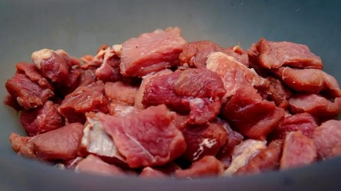 Ilustrasi menyiapkan daging kurban sebelum dimasak steak premium. (konsultasisyariah)