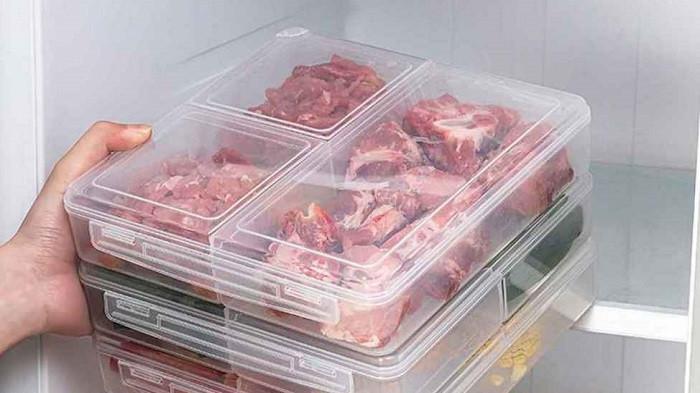 Ilustrasi menyimpan daging di wadah tertutup. (Joom)