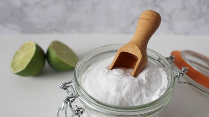 Ilustrasi soda kue untuk menghilangkan bau amis daging kurban yang melekat di alat masak. (pixabay)