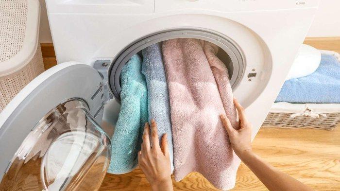 Mencuci handuk dengan mesin cuci