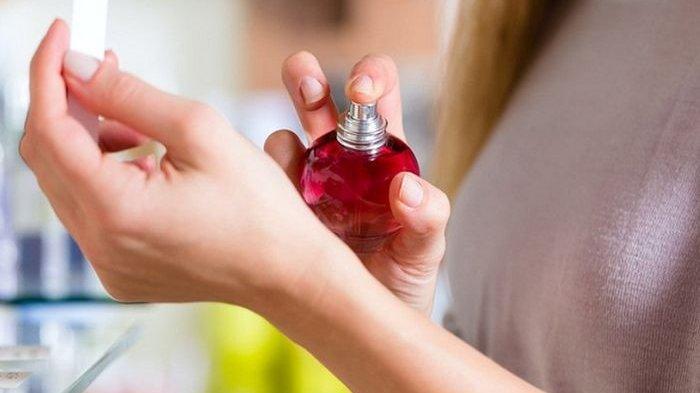 Sempotkan parfum di nadi | Tribunnews.com