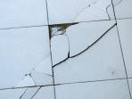5 Langkah Memperbaiki Lantai Keramik yang Pecah, Mudah untuk Dilakukan Lho!
