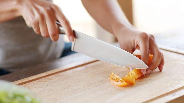 Memotong sayur dengan pisau | Tribunnews.com
